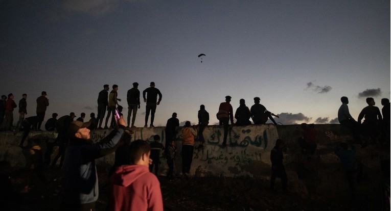 FOTO Francuska i Jordan iz aviona bacali humanitarnu pomoć u Gazu