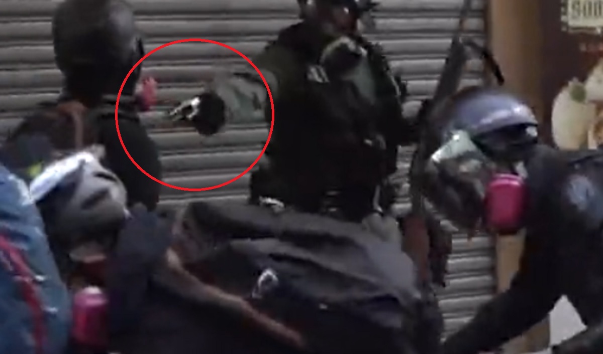 Tinejdžer kojega je upucala policija u Hong Kongu bit će optužen za napad