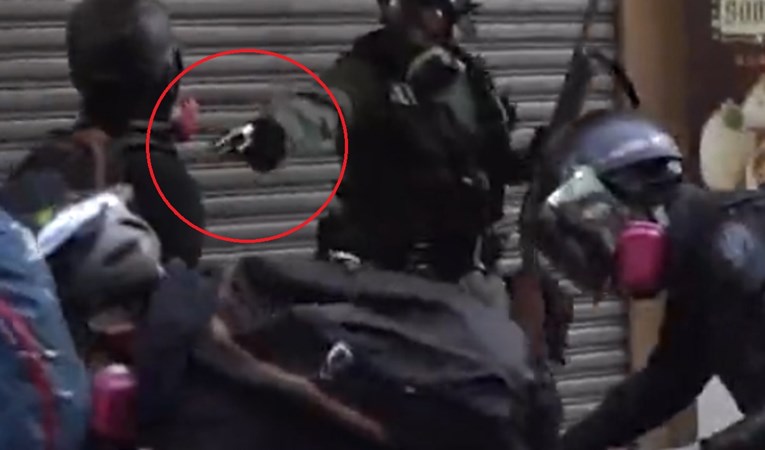 VIDEO Snimljen trenutak kad je policajac u Hong Kongu upucao prosvjednika