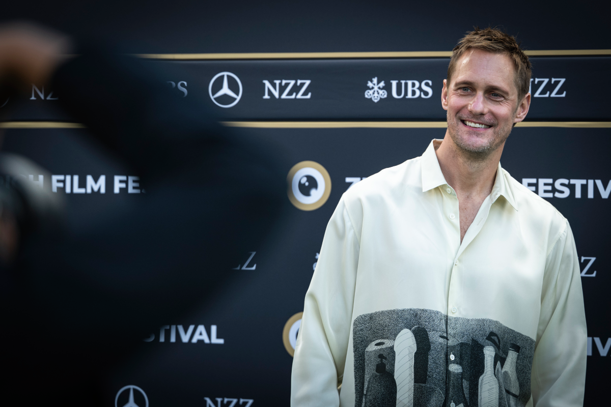 Alexander Skarsgård je za promociju gej filma odabrao košulju s motivom 18+ igračke