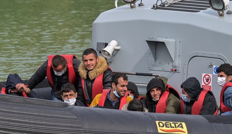 Grupa krijumčara prošvercala tisuće migranata preko La Manchea u malim čamcima