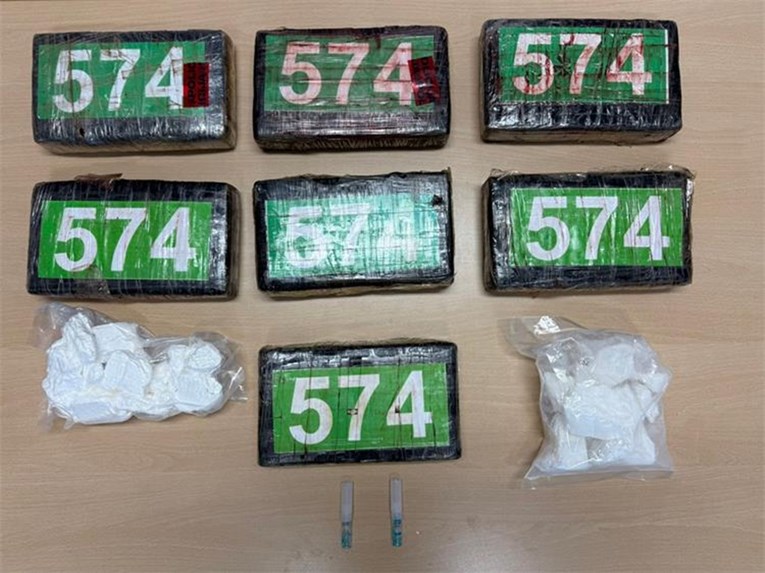 Presretač na A1 kod Vodica zaustavio kombi, unutra nađeno više od 8 kila kokaina