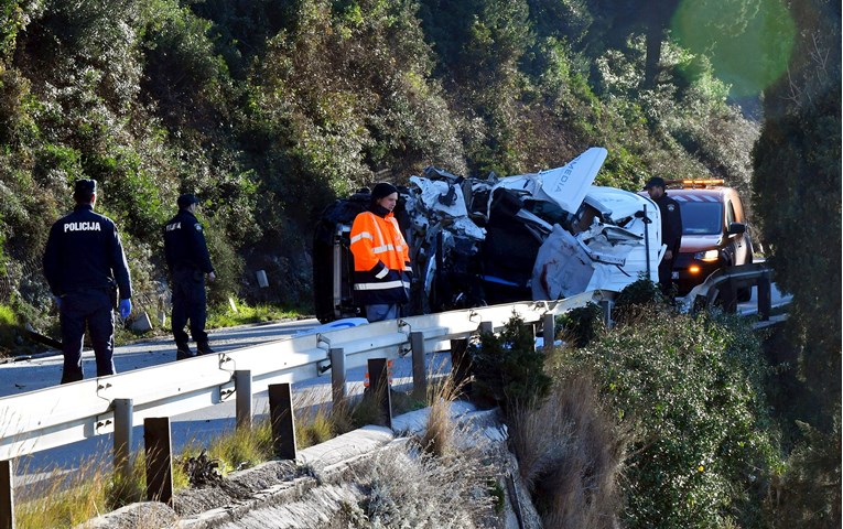 Teška nesreća u Dubrovniku: Velika stijena zdrobila kombi, poginuo mlađi čovjek