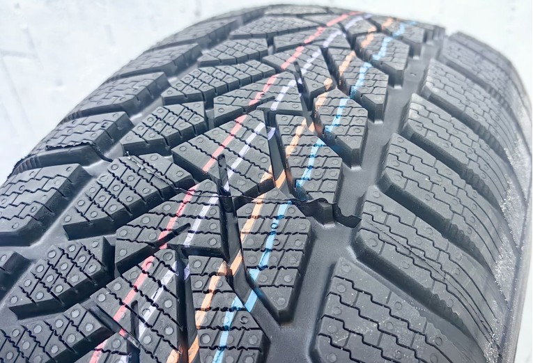 Što znače obojene linije na novim automobilskim gumama?
