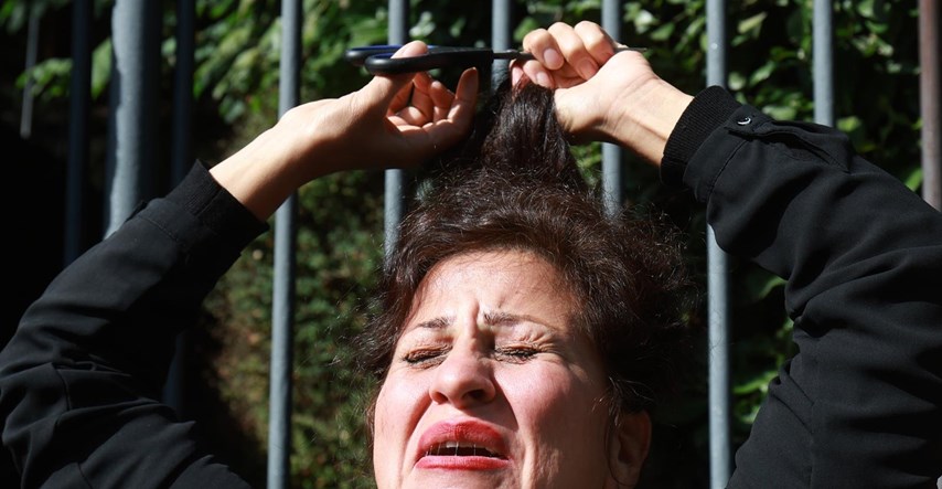 Iranka si pred ambasadom u Zagrebu u suzama odrezala kosu. Pogledajte snimku