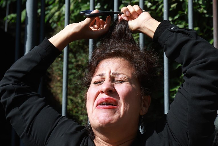 Iranka si pred ambasadom u Zagrebu u suzama odrezala kosu. Pogledajte snimku