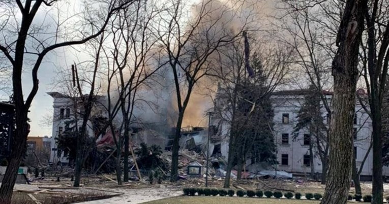 Ukrajina: Ne znamo kakvo je stanje u podrumu bombardiranog kazališta