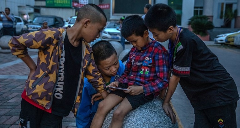 Maloljetne osobe u Kini će smjeti koristiti mobitel maksimalno dva sata dnevno?