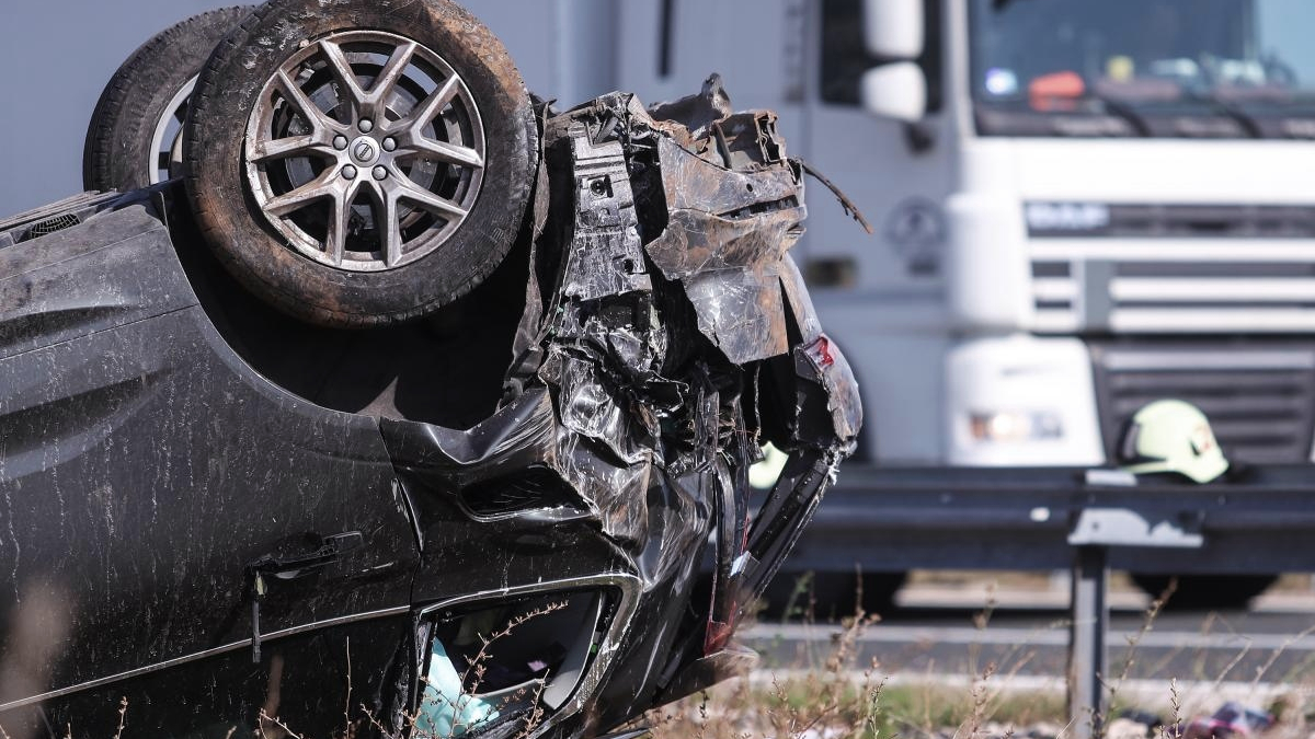 FOTO Prometna nesreća kod Zadra, auto završio na krovu