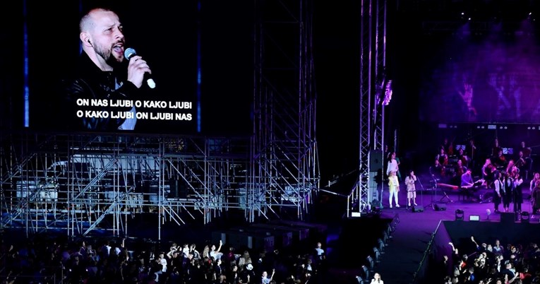 VIDEO Publika na velikom duhovnom koncertu pjevala uglas pjesmu On nas ljubi