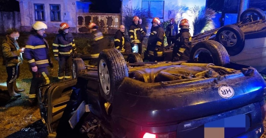 FOTO Auti se prevrnuli na krov kod Valpova, vatrogasci rezali lim da spase vozača