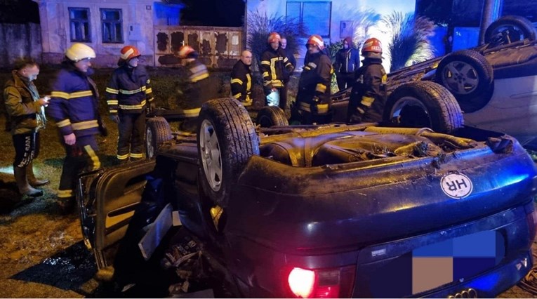 FOTO Auti se prevrnuli na krov kod Valpova, vatrogasci rezali lim da spase vozača