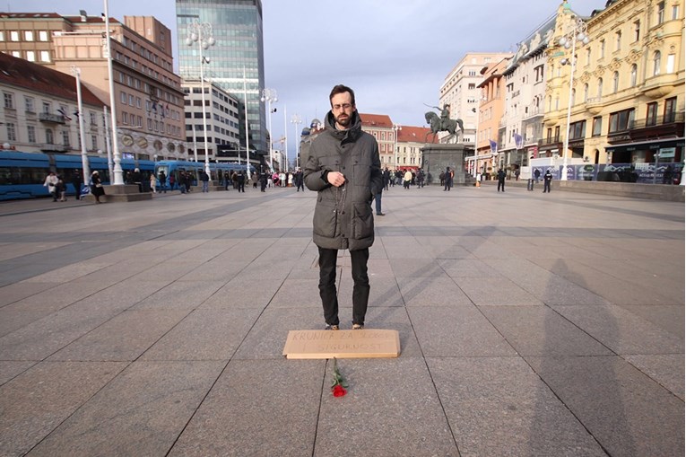 FOTO Jedan je građanin jutros stajao sam između klečavaca i protuprosvjednika