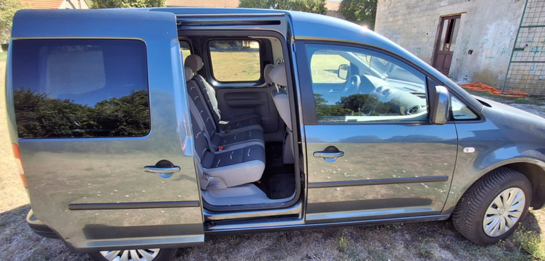 Ovaj VW Caddy bio je garažiran, ima pet sjedala. Prodaje se za 5500 eura