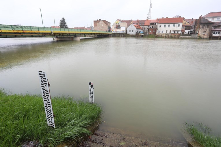 U Karlovac danas stiže vodni val