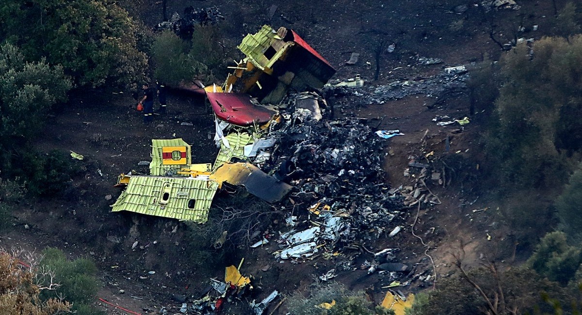 U Grčkoj se srušio kanader, piloti poginuli. Objavljene fotografije s mjesta nesreće