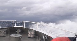 FOTO Brod splitske Lučke kapetanije otišao po olujnom moru na Hvar po trudnicu