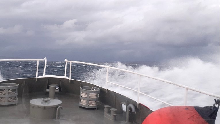 FOTO Brod splitske Lučke kapetanije otišao po olujnom moru na Hvar po trudnicu