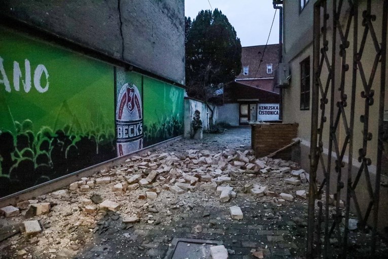 VIDEO U Sisku padali komadi zgrada, ljudi na ulicama. Pogledajte snimku i slike