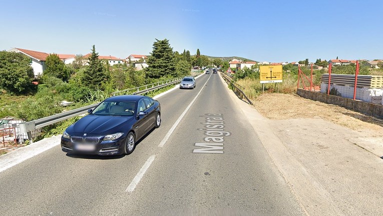 Mladić se motorom zabio u auto u Vodicama, putnik odletio preko zida