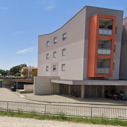 Maloljetnik u Rovinju s četvrtog kata pao na vozilo hitne