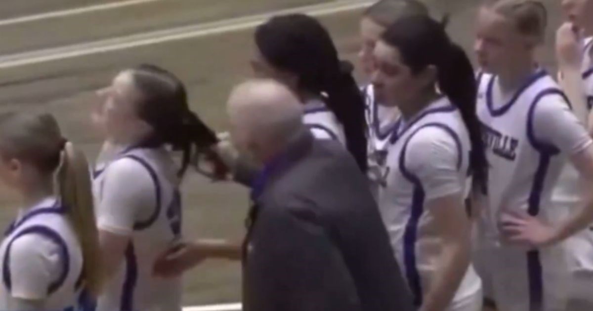VIDEO Trener povukao igračicu za kosu. Dobio je otkaz