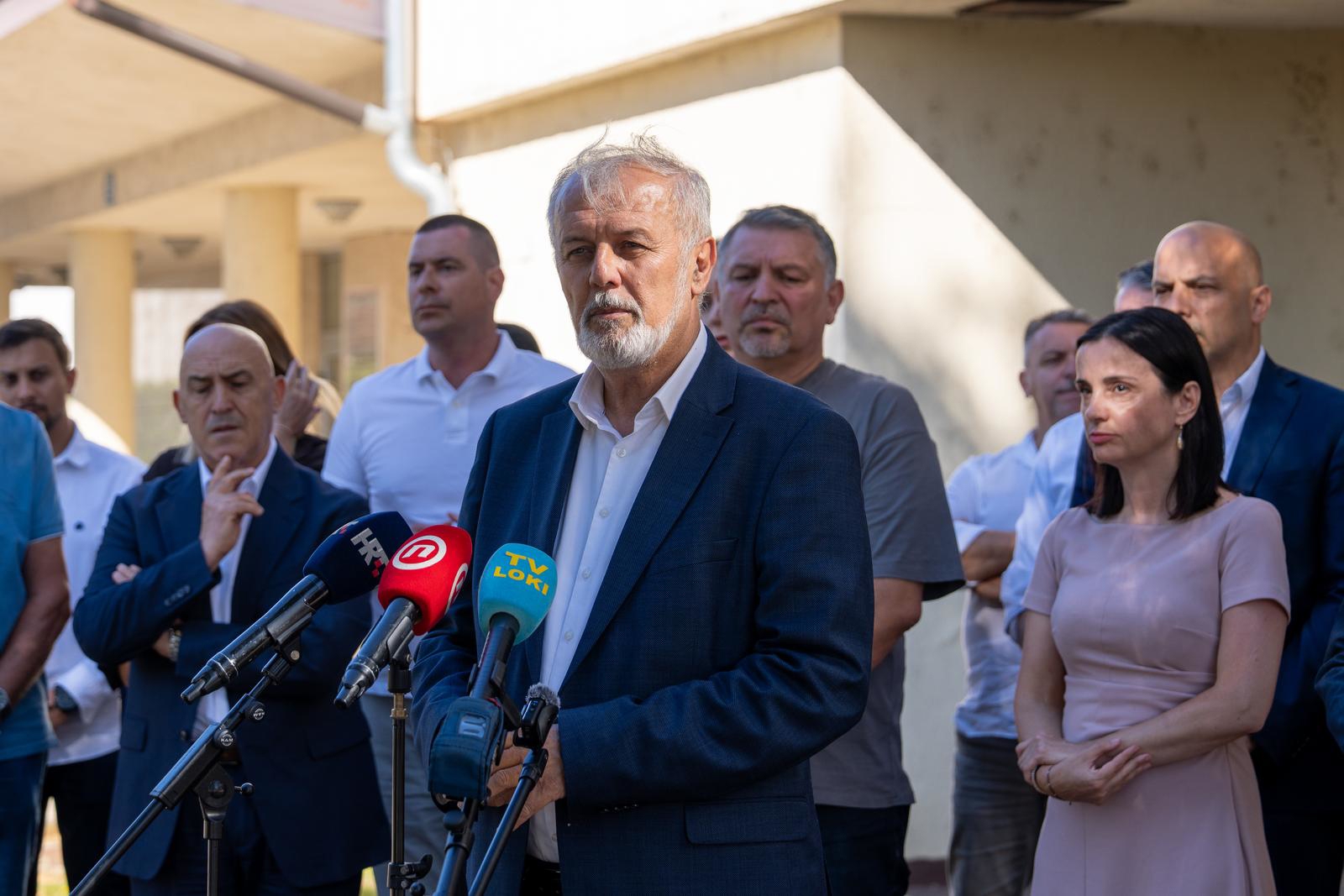 HDZ-ovac poručio građanima da ne slušaju političare. Osim njih, naravno