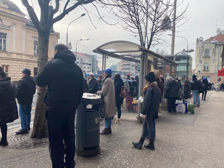 Došlo do kolapsa tramvaja u Zagrebu, pao je božićni ukras. I dalje su gužve