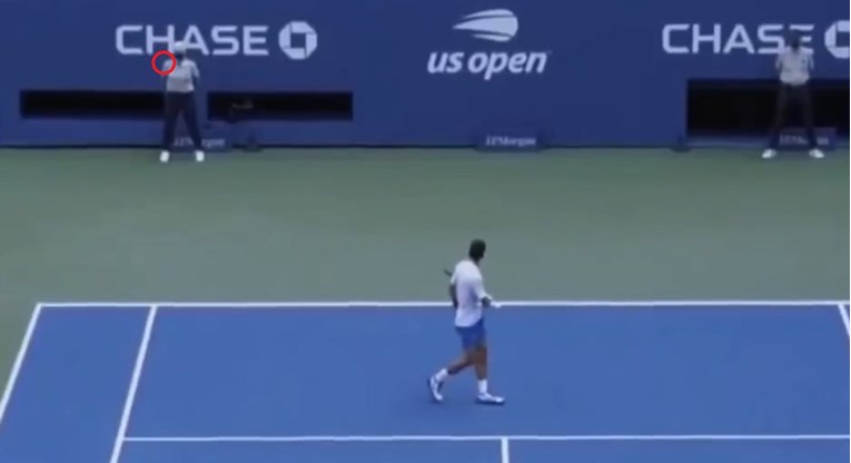 Novakovi fanovi misle da US Open skriva ovu snimku i tvrde: Udario je sutkinju u rame