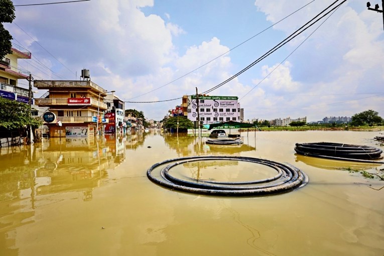 Gotovo 100 poginulih u jakim kišama u Indiji i Nepalu
