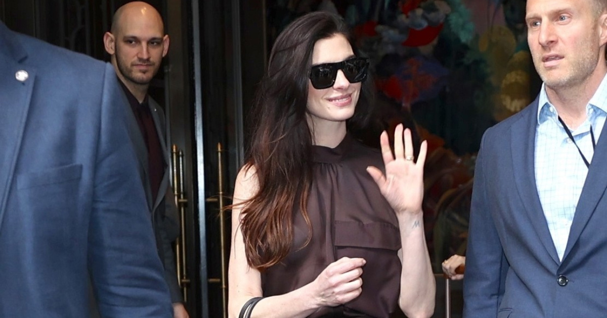 Anne Hathaway potvrdila vodeći trend tenisica za 2026. godinu