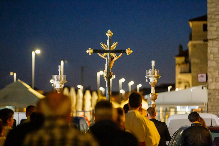 Kamenjem i teglama za cvijeće gađao vjernike koji su izlazili iz crkve u Kaštelima