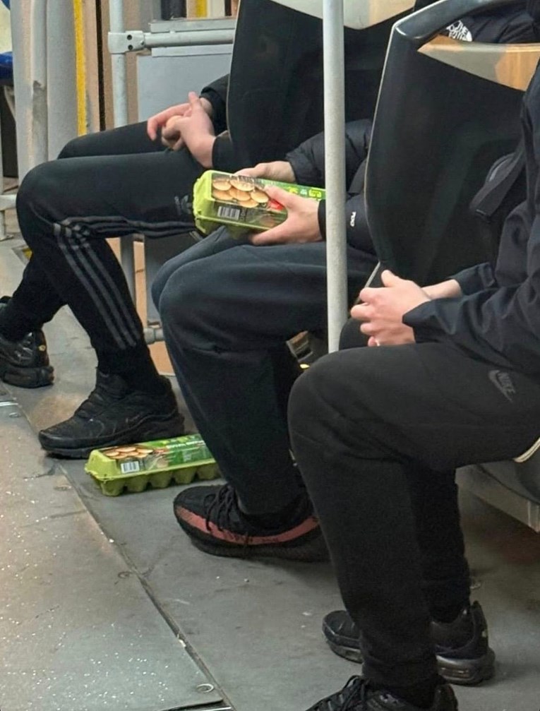 Maja Sever: Mladići u crnom jajima su gađali taksi koji je vozio Nepalac. Nije prvi put