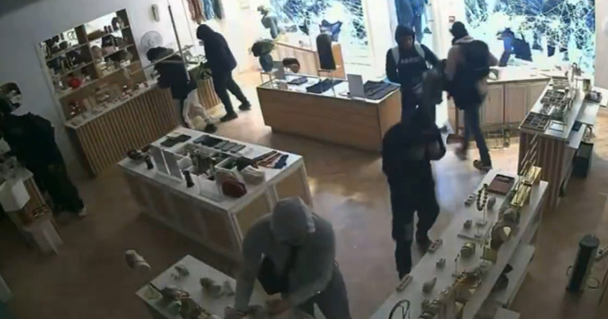 VIDEO Pljačkaši upali u zlatarnicu usred nereda u Francuskoj. Vlasnica gledala uživo