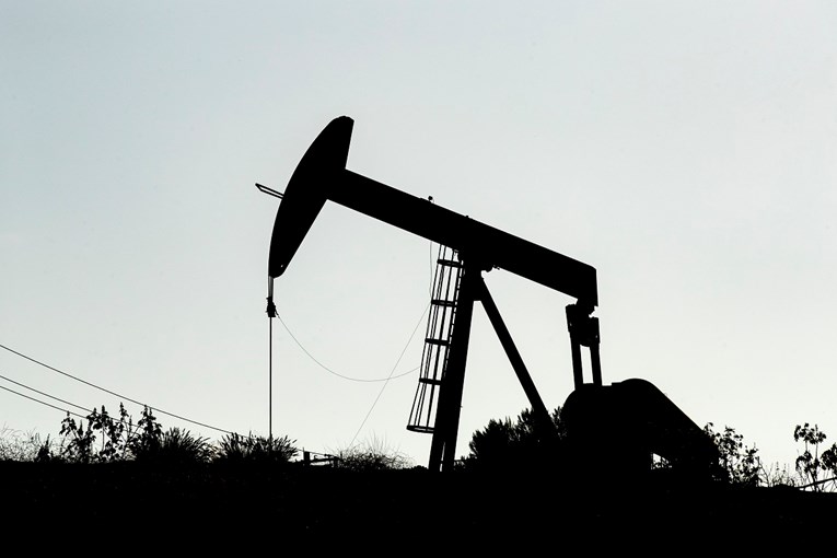 Cijene nafte stabilne iznad 64 dolara