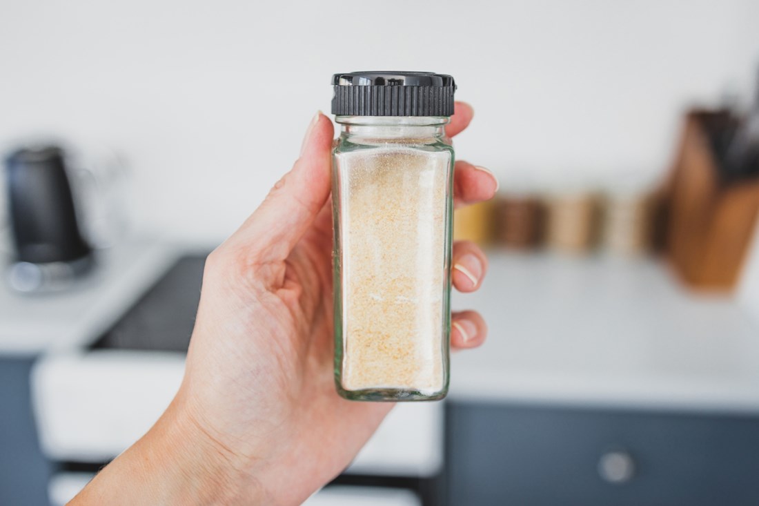 I vas živcira kad se češnjak u prahu stvrdne? Za to postoji rješenje