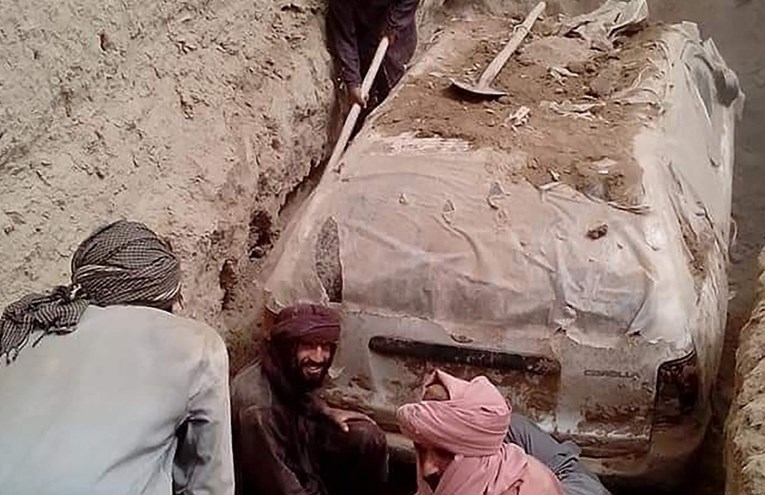 Talibani pronašli auto kojim je 2001. Mula Omar pobjegao Amerikancima, bio je zakopan