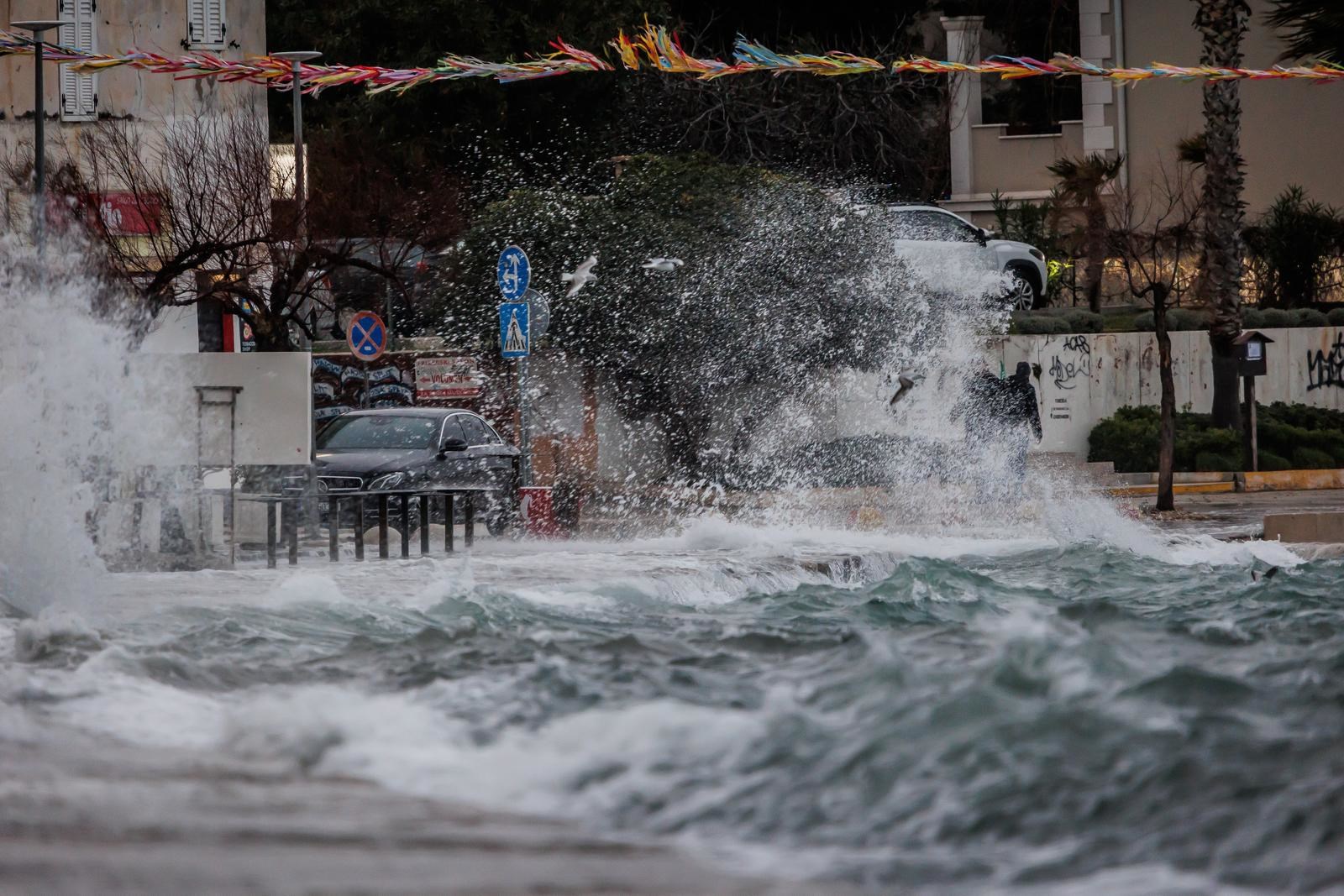 Nevrijeme potopilo dalmatinsku obalu. Jedna od najvećih plima zadnjih godina