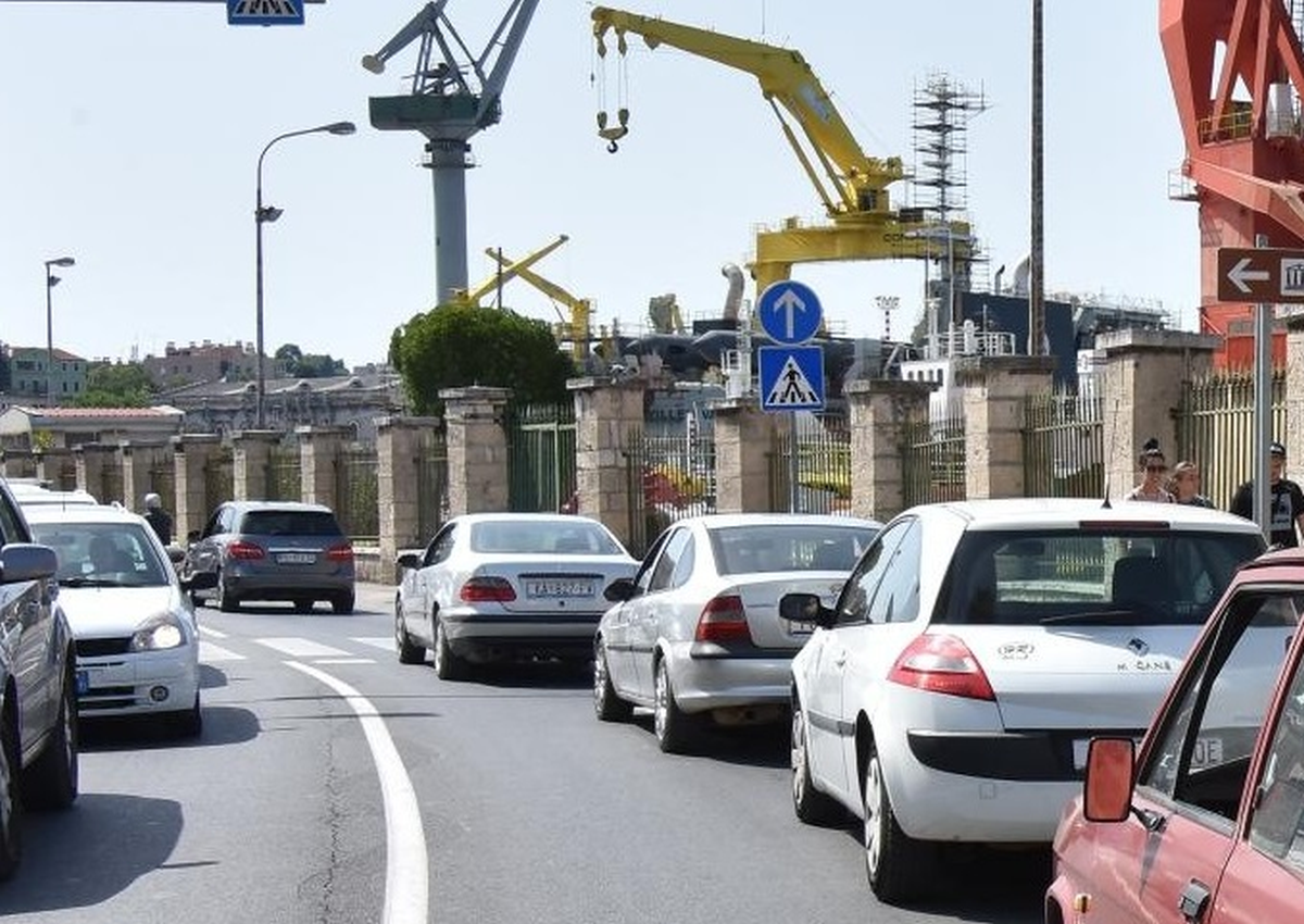 Vidite li zašto je ovaj auto nizozemskih registracija privlačio poglede u Puli?