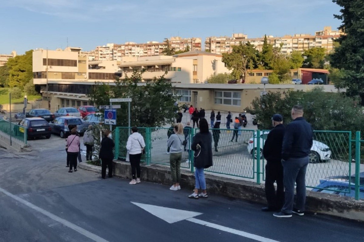 FOTO Od ranog jutra velike gužve za testiranje na koronu u Splitu