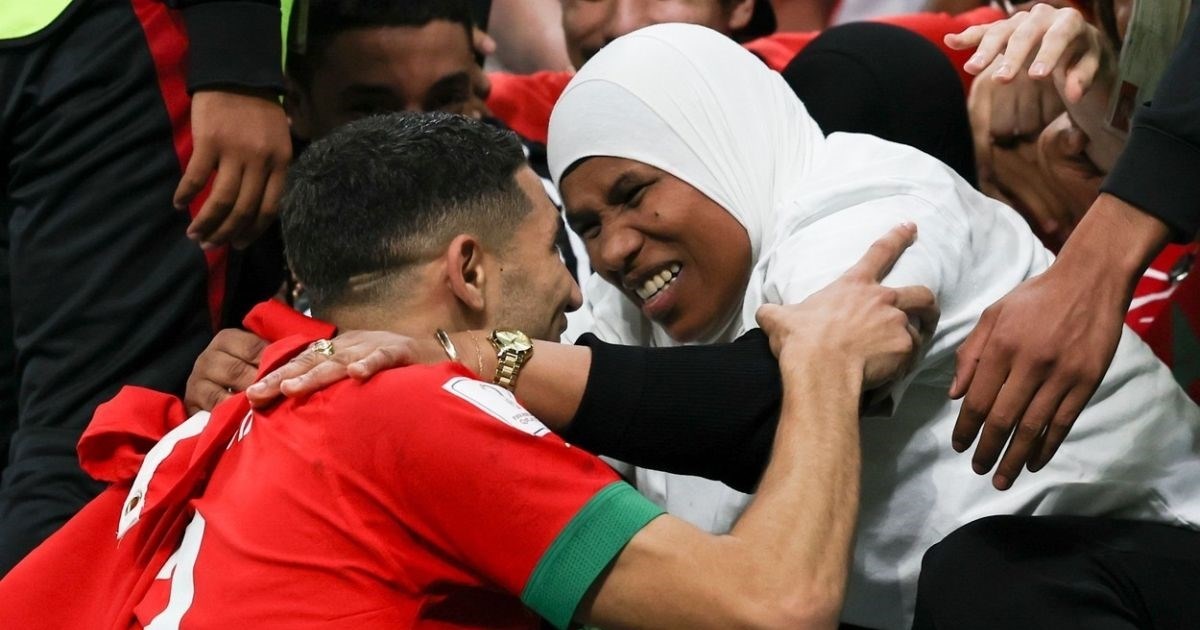 Hakimi nakon pobjede Maroka nad Španjolskom otrčao do mame, fotka obilazi svijet