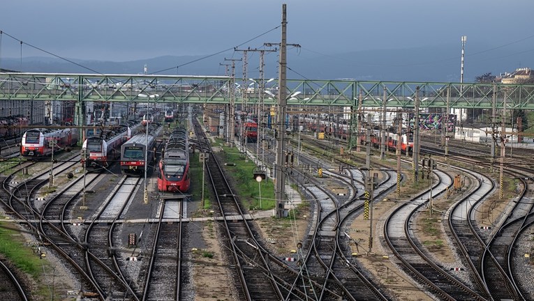 U Austriji obustavljen željeznički promet, radnici štrajkaju