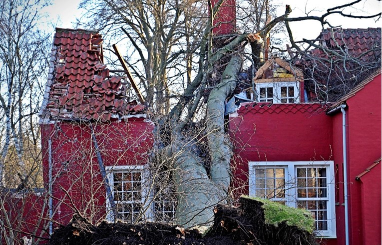 Oluja pogodila Skandinaviju, u Danskoj poginula žena: "Vjetar ju je izbacio iz kuće"