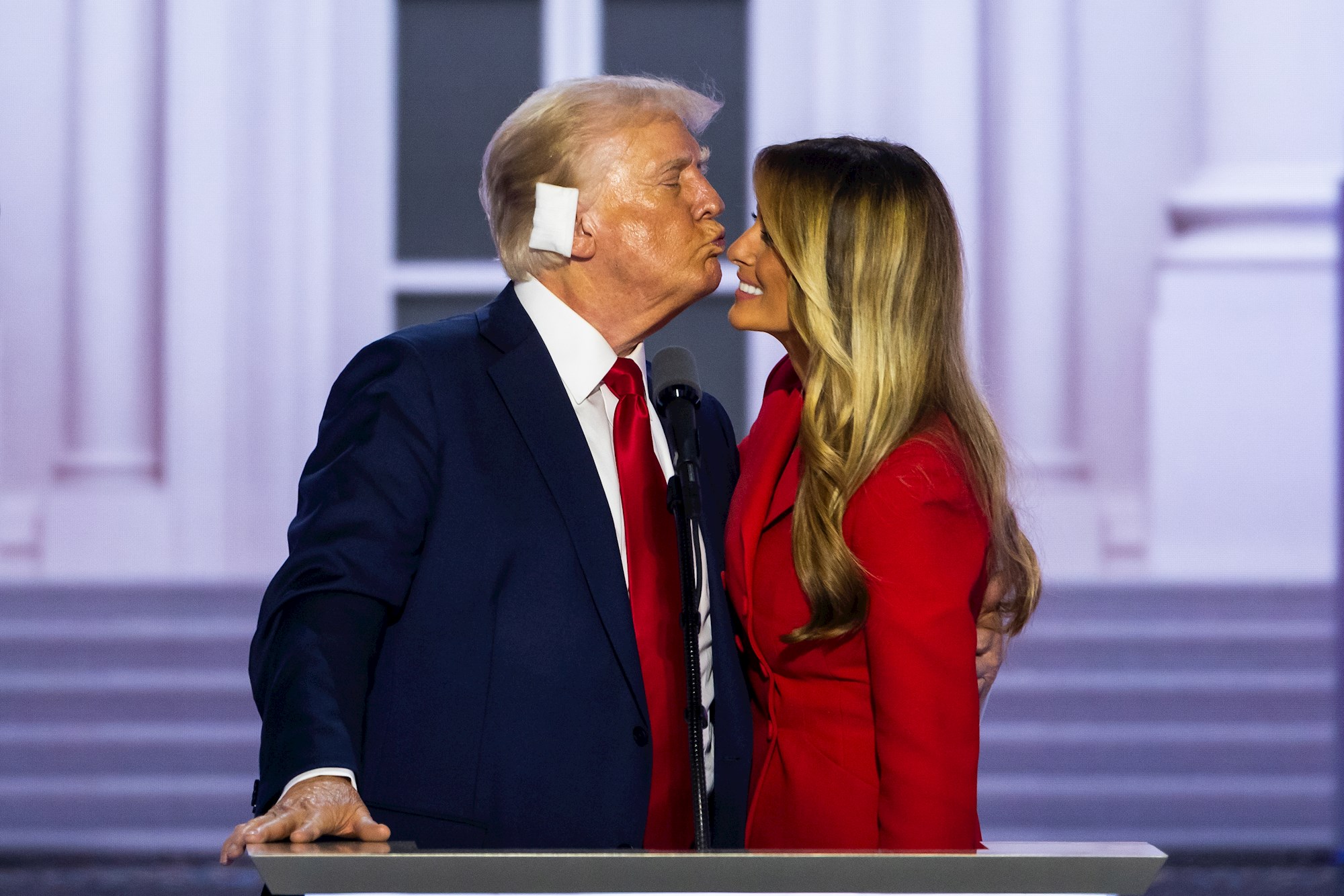 Melania i Trump držali se za ruke i grlili na okupljanju republikanaca