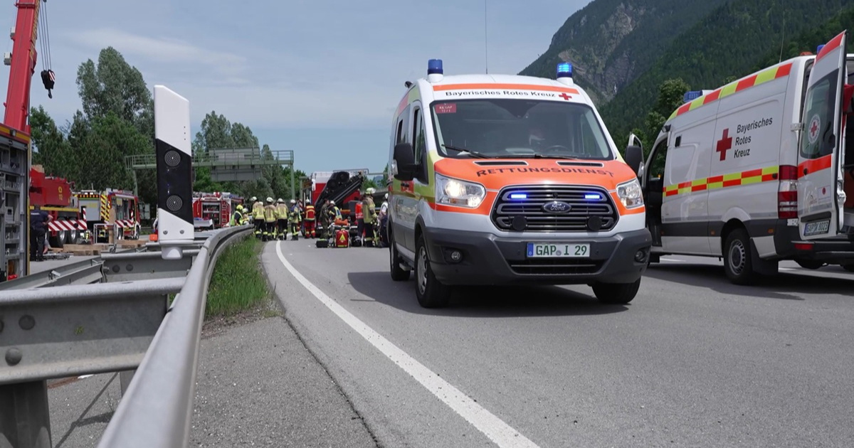 Prevrnuo se turistički autobus u Bavarskoj. Dvoje mrtvih, 26 ozlijeđenih