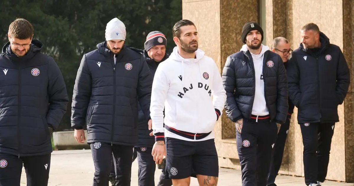 Livaja na +1 Zagrebom šeće u kratkim hlačama. Ostali hajdukovci u jaknama i kapama