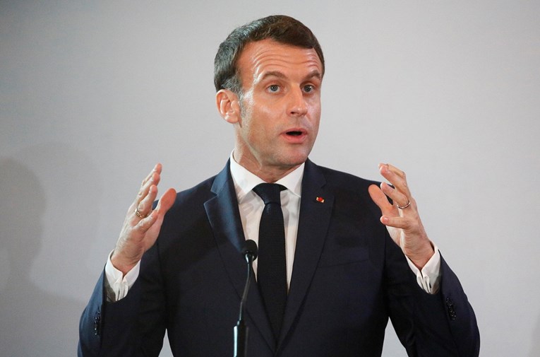 Macron ne popušta, želi da Francuzi rade dvije godine više