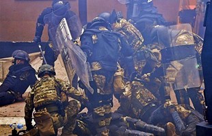 FOTO Dramatični prizori kaosa na Kosovu, ranjene vojnike KFOR-a vuku po tlu