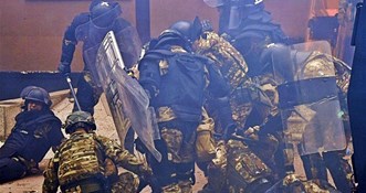 FOTO Dramatični prizori kaosa na Kosovu, ranjene vojnike KFOR-a vuku po tlu