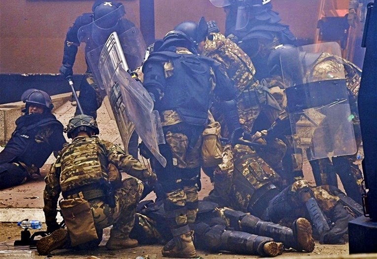 FOTO Ovako je izgledala drama na Kosovu, ranjene vojnike KFOR-a vuku po tlu